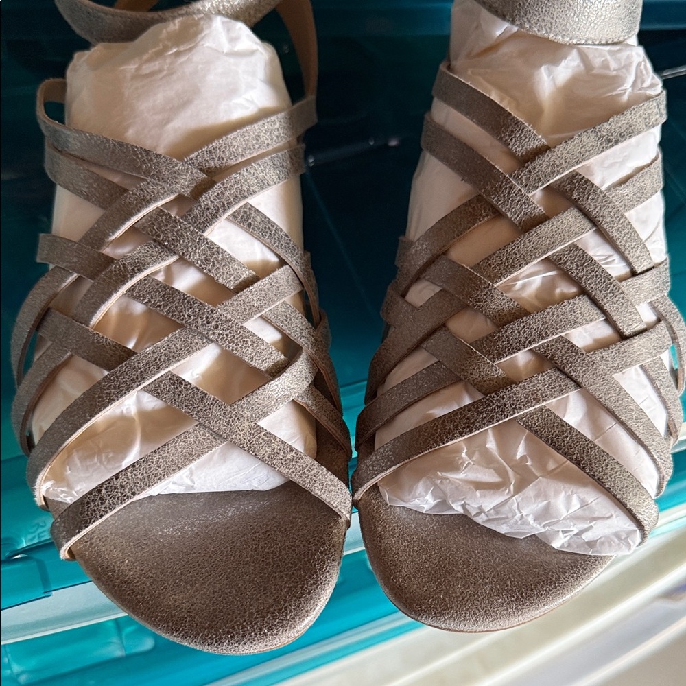Johnston & Murphy Shimmering Silver Sandals - Picture 3 of 6